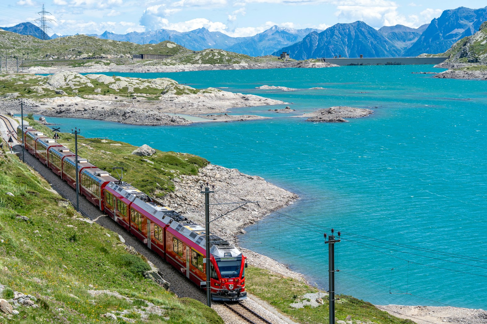 Bernina Express an einem Schweizer Bergsee